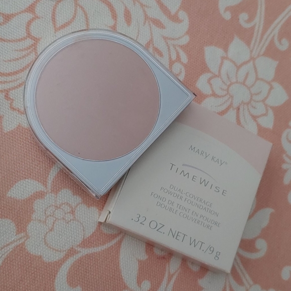 Mary Kay TimeWise dual coverage powder foundation